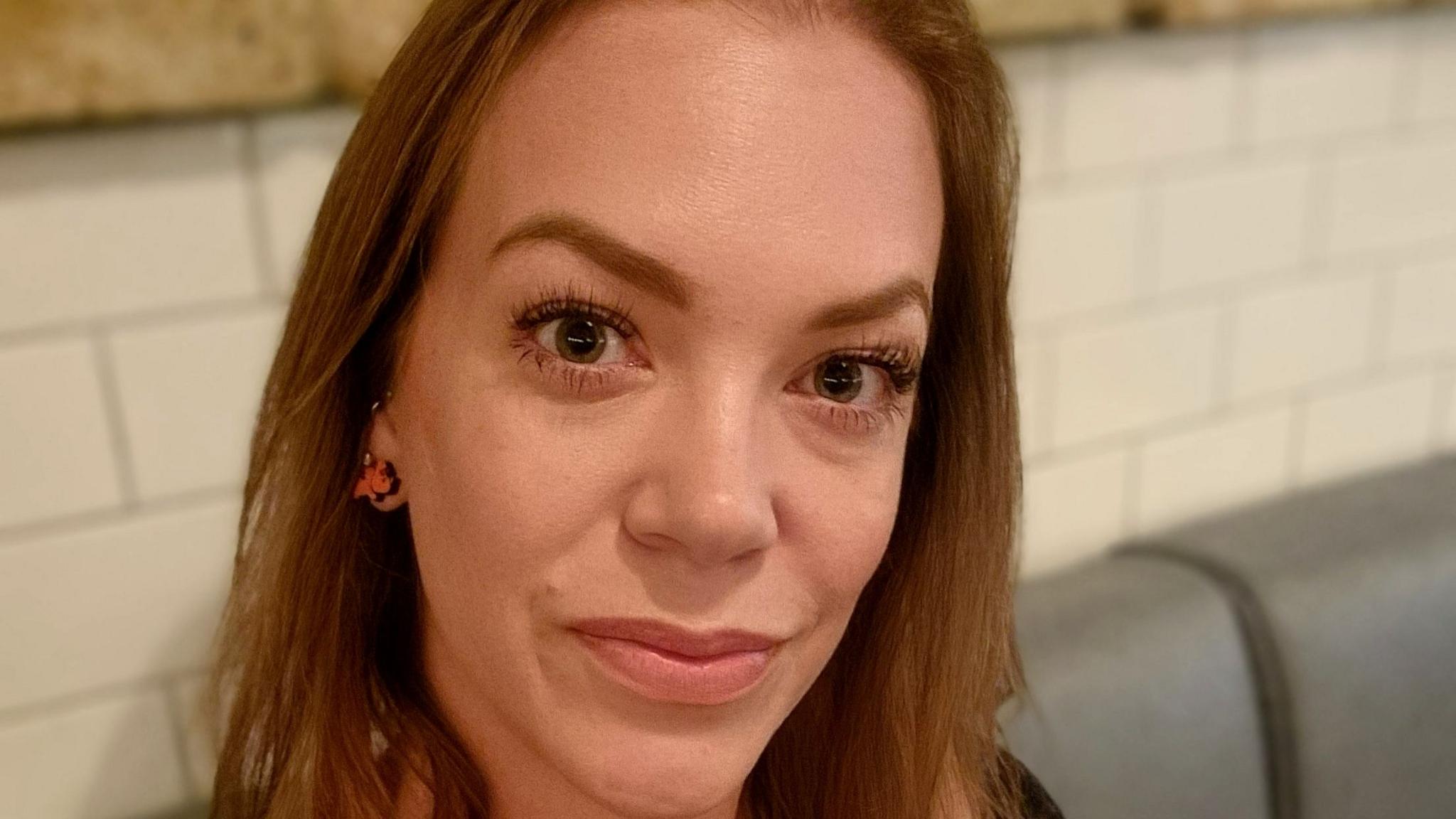 Një selfie e Rhiannon Lawson, e cila ka flokë dhe sy kafe