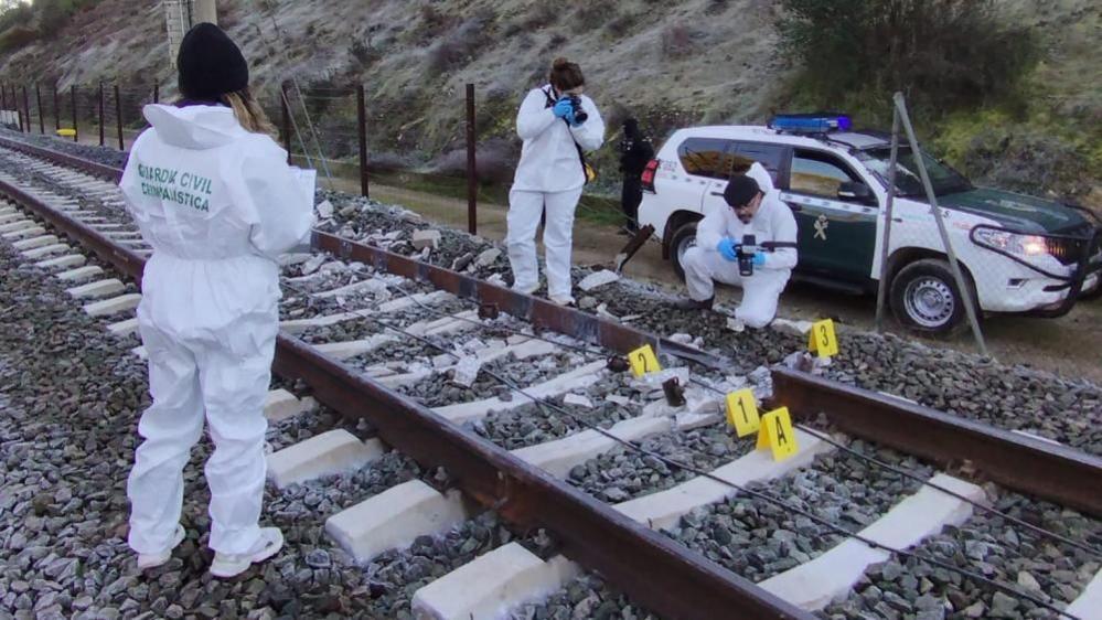 Një foto e publikuar nga Garda Civile Spanjolle tregon oficerët që mbledhin prova në vendin e aksidentit hekurudhor në Adamuz.