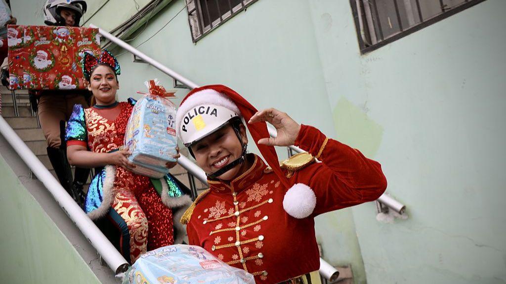 Oficerët e policisë shpërndajnë dhurata në prag të Krishtlindjeve në Lima, Peru më 24 dhjetor 2025