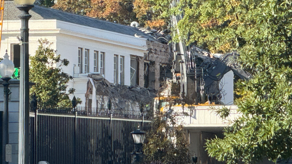 Fotografia tregon ndërtimin e Krahut Lindor të Shtëpisë së Bardhë, me vinça që qëndrojnë pezull ndërsa mungojnë pjesë të mëdha të ndërtesës.