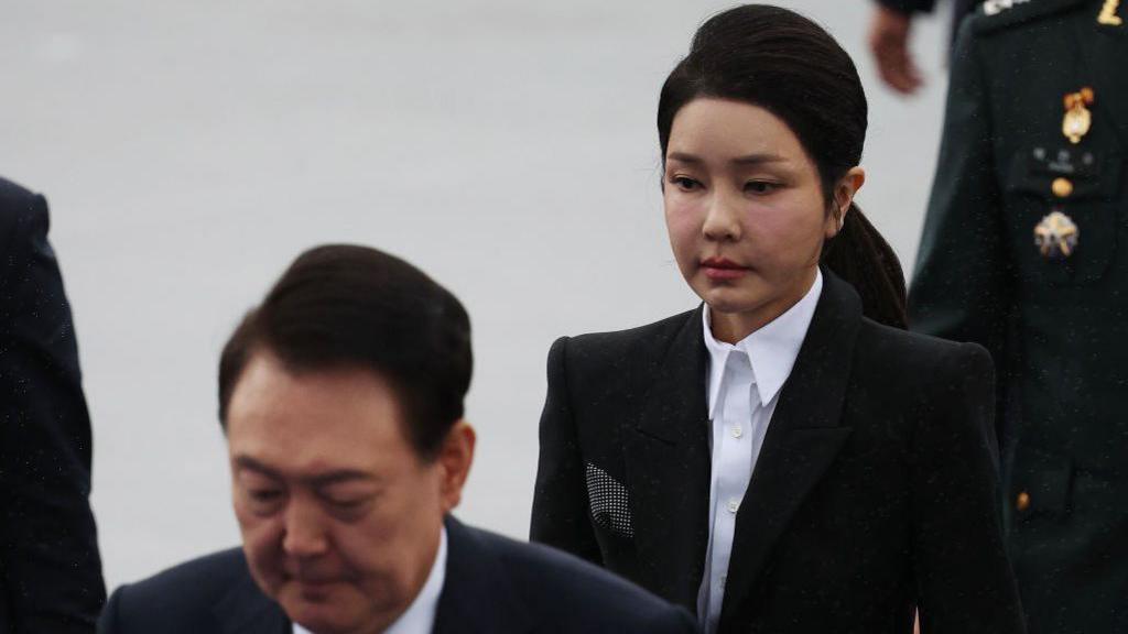 Yoon Suk Yeol duke ecur përpara gruas së tij Kim Keon Hee