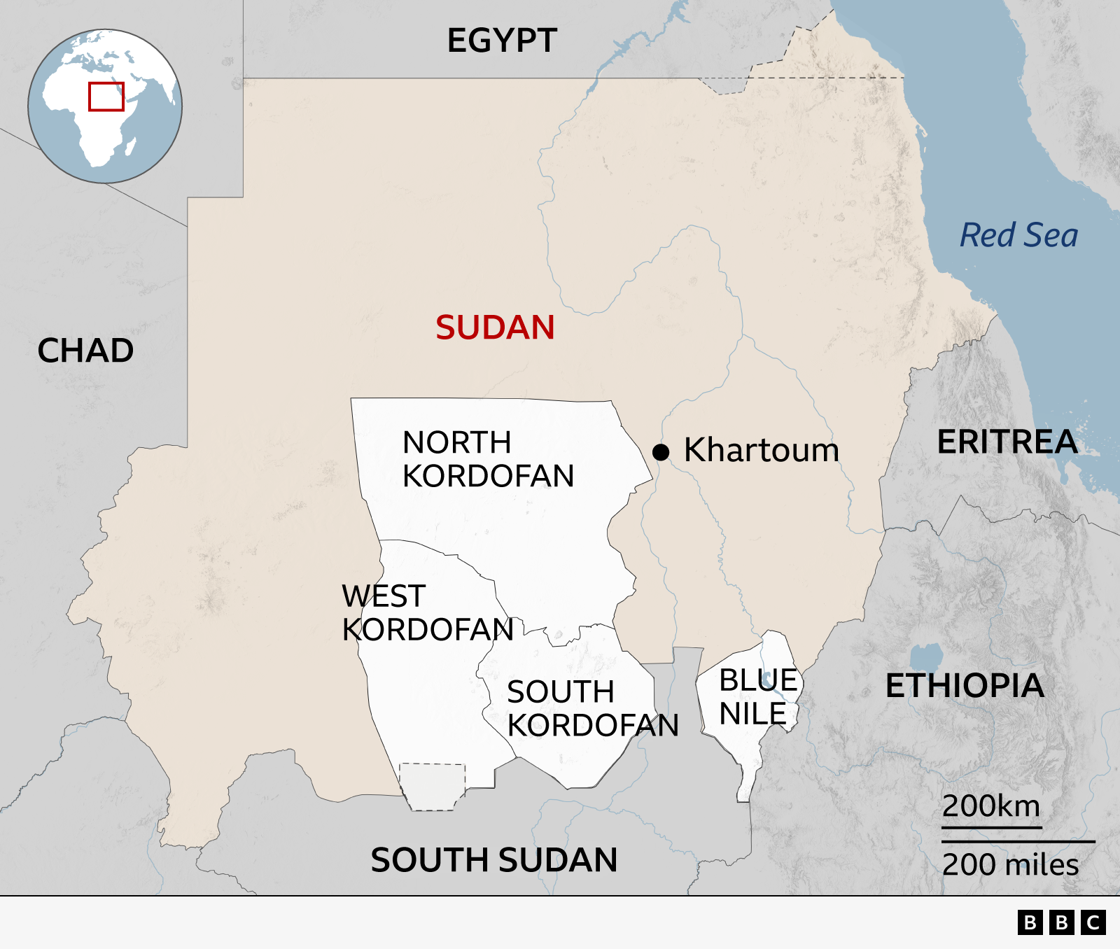 Një hartë rajonale e Sudanit që nxjerr në pah katër shtete qendrore dhe jugore: Kordofani i Veriut, Kordofani Perëndimor, Kordofani i Jugut dhe Nili i Kaltër. ​​Khartumi është shënuar me një pikë të zezë në lindje të Kordofanit të Veriut. Vendet përreth përfshijnë Egjiptin në veri, Çadin në perëndim, Sudanin e Jugut në jug dhe Eritrenë dhe Etiopinë në lindje, me Detin e Kuq të treguar në bregdetin verilindor të Sudanit. Një glob i futur tregon pozicionin e Sudanit në verilindje të Afrikës.