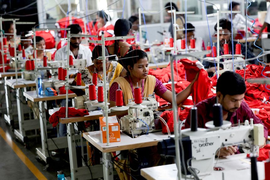 Njerëz punojnë në një fabrikë veshjesh në Tiruppur në shtetin jugor të Tamil Nadu, Indi, më 23 prill 2025.