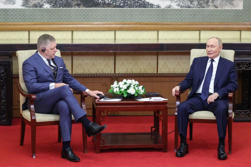 Presidenti rus Vladimir Putin takohet me kryeministrin sllovak Robert Fico në Diaoyutai State Guesthouse në Pekin, Kinë, më 2 shtator.