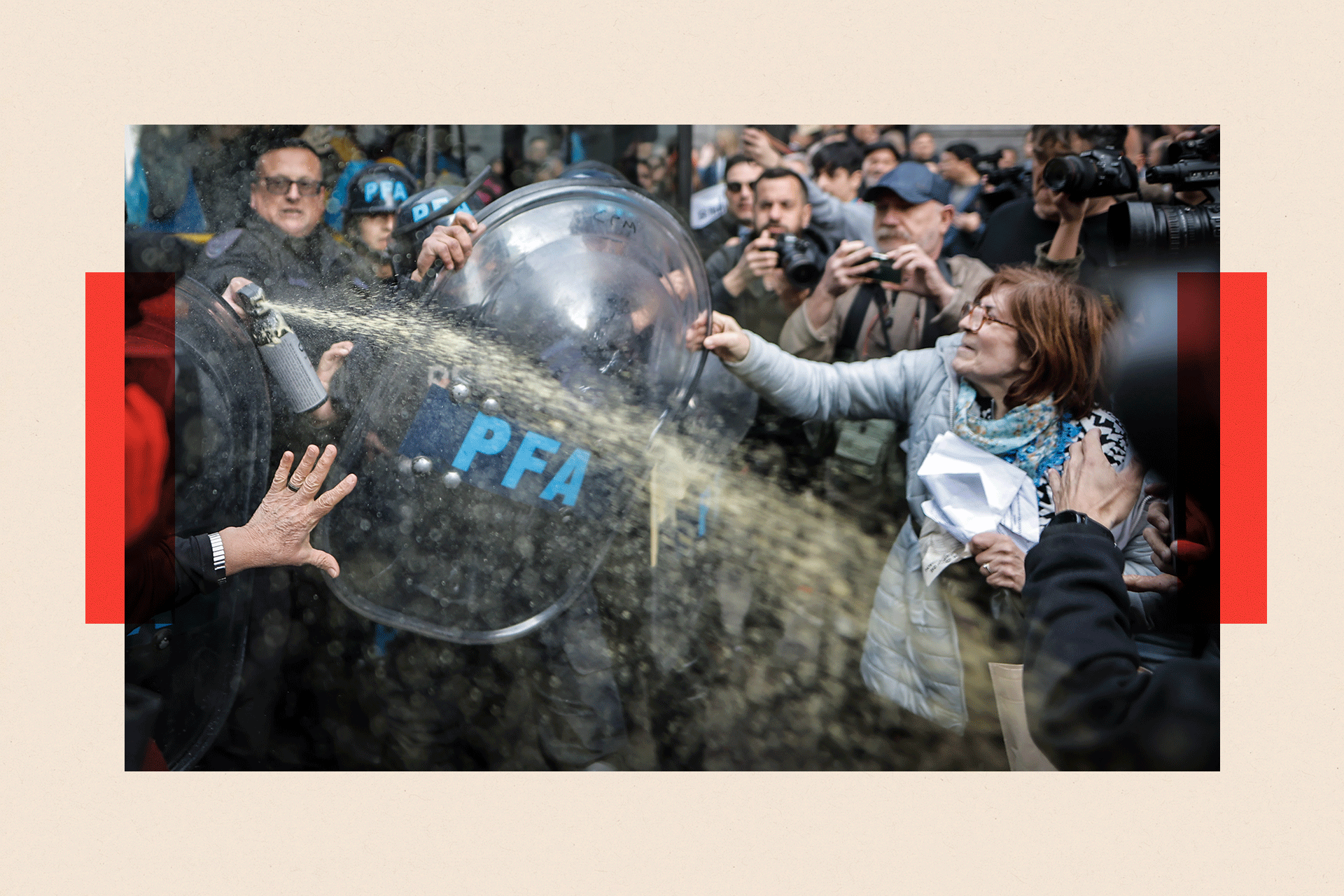 Anëtarët e Policisë Federale Argjentinase (PFA) përleshen me një grua gjatë një proteste në Buenos Aires