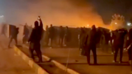 Një video e turbullt tregon protestuesit dhe tymin nga një zjarr, me një person që mban lart një telefon për të filmuar ngjarjet, të bëra në Mashhad në fillim të janarit.