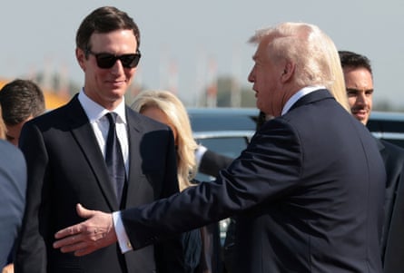Kushner, me syze dielli, i buzëqesh Trumpit