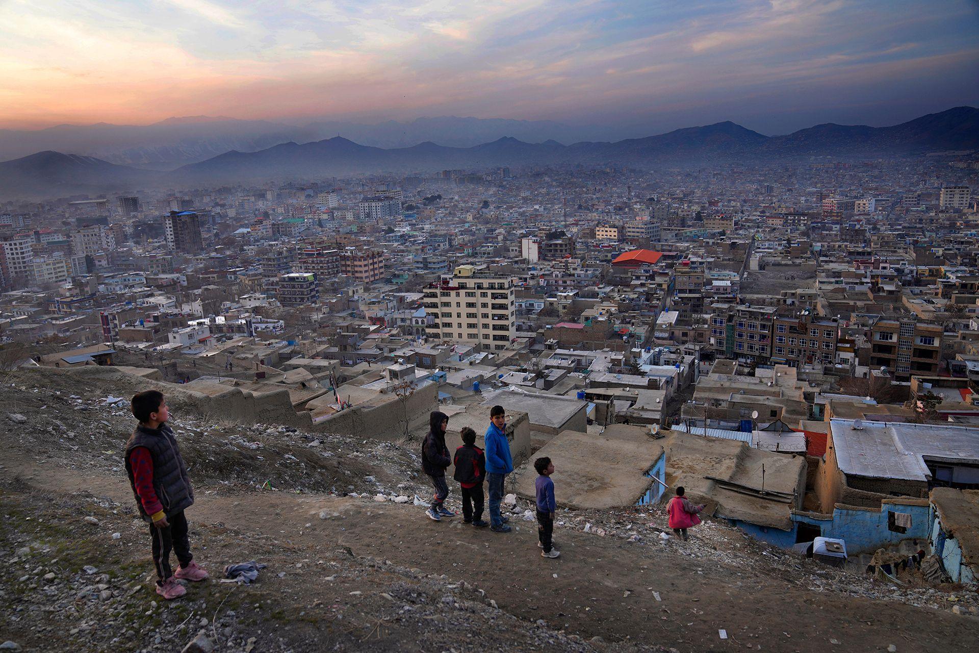 Një djalë fluturon një balonë në majë të një kodre me pamje nga Kabuli, Afganistan, 27 shkurt 2022. (Foto AP/Hussein Malla, Dosje)