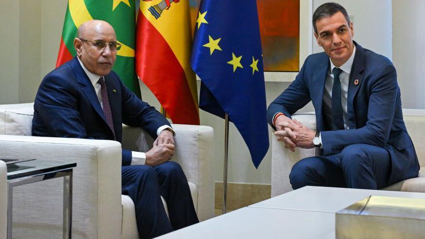 Kryeministri i Spanjës, Pedro Sanchez (djathtas), takohet me Presidentin e Mauritanisë, Mohamed Ould Cheikh El Ghazouani. Ata janë ulur në kolltuqe - pas tyre shihen flamujt e Mauritanisë, Spanjës dhe BE-së.