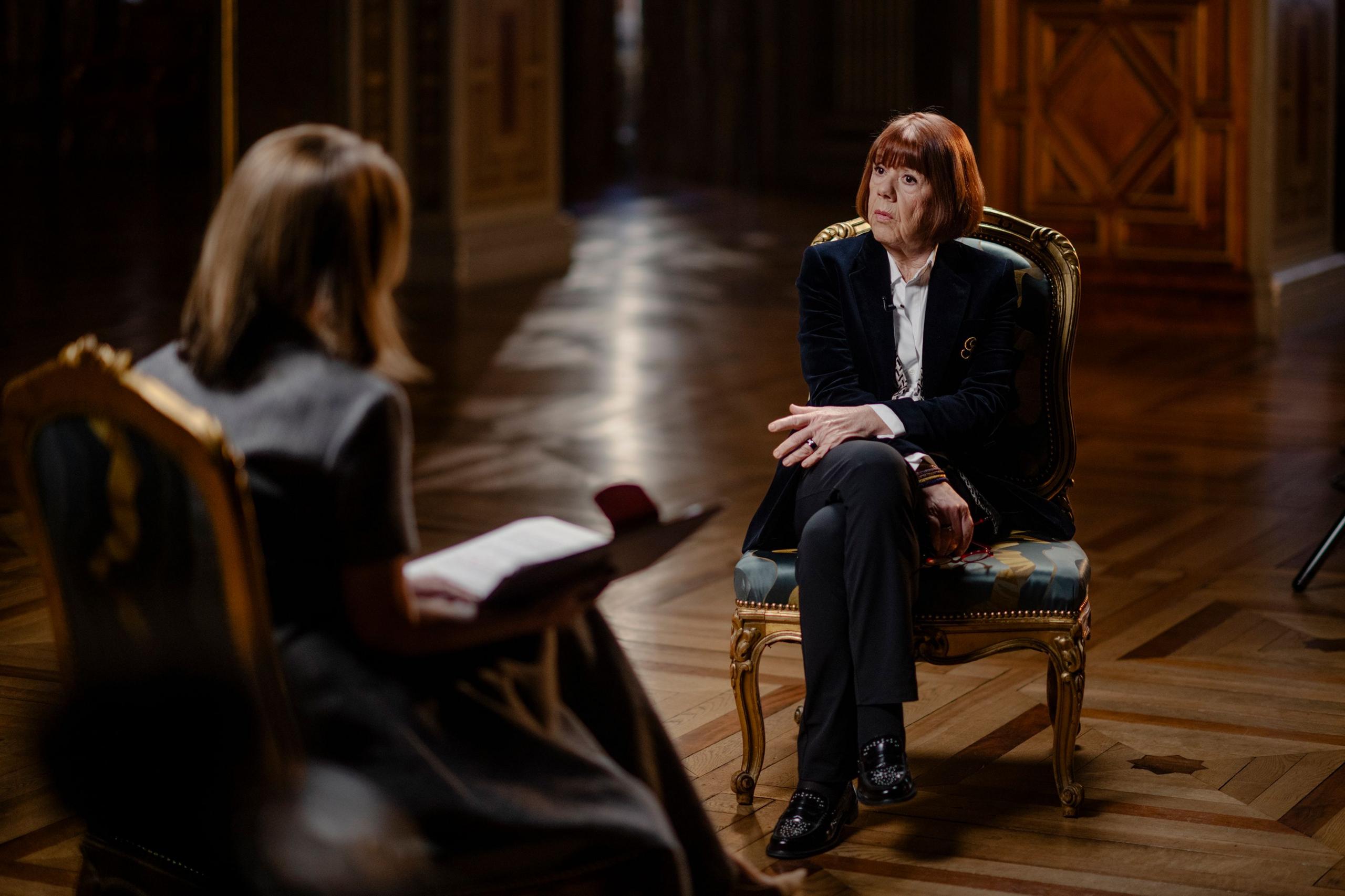 Victoria Derbyshire dhe Gisèle Pelicot gjatë një interviste për BBC Newsnight në Hôtel de Ville në Paris, Francë