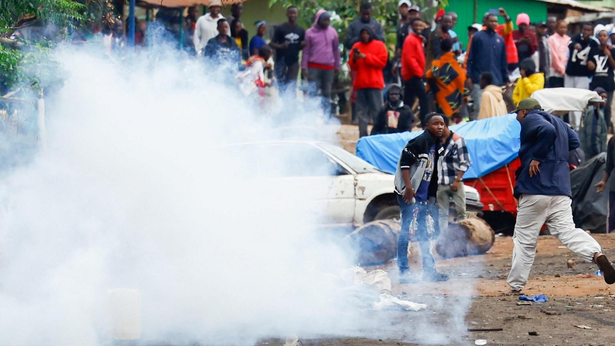 Një turmë demonstruesish tanzanianë reagojnë pasi oficerët e policisë hodhën gaz lotsjellës për t'i shpërndarë gjatë një proteste një ditë pas zgjedhjeve të përgjithshme në pikën e kalimit kufitar me një postë Namanga midis Kenias dhe Tanzanisë - siç shihet nga Namanga në Kenia - 30 tetor 2025.