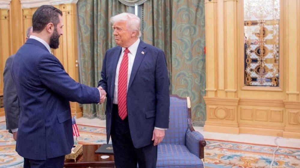 Sharaa dhe Trump shtrëngojnë duart në një sallë mbledhjesh luksoze të pallatit