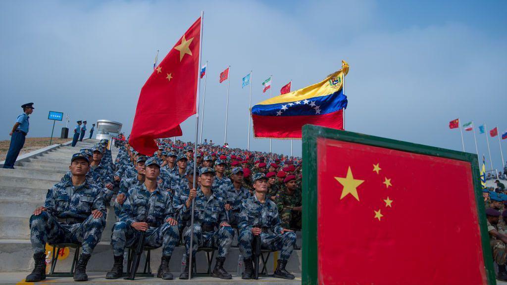 Ushtarakë kinezë të rrethuar nga flamuj kinezë dhe venezuelianë