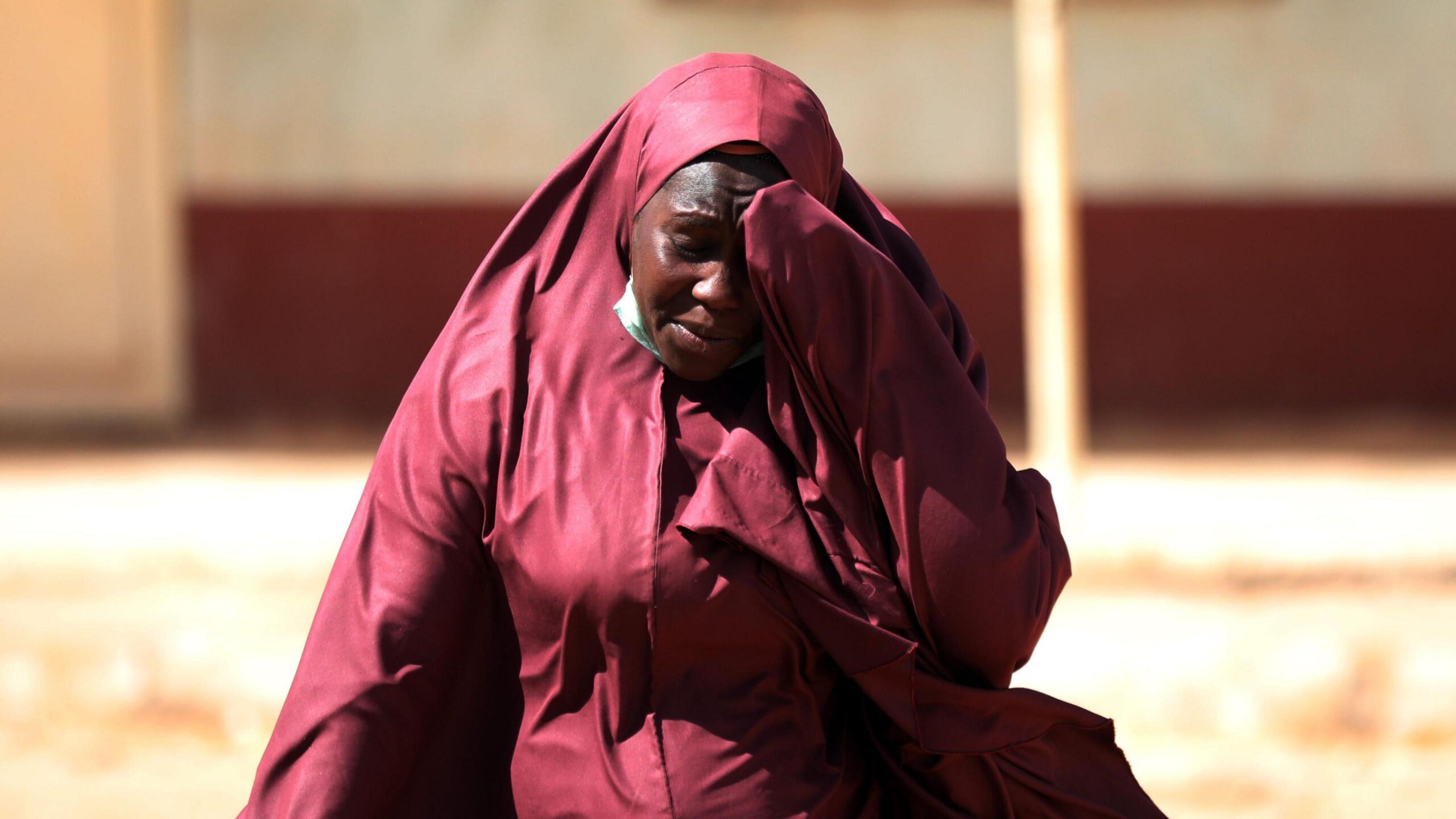 Një grua, djali i së cilës u rrëmbye, mban kokën brenda Government Science, ku persona të armatosur rrëmbyen studentët në Kankara, në shtetin veriperëndimor të Katsinës, Nigeri, 15 dhjetor 2020