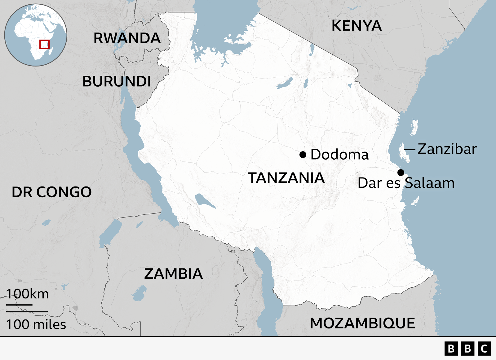 Hartë e Tanzanisë dhe vendeve përreth në Afrikën Lindore. Tanzania është e theksuar me të bardhë, kufizohet nga Kenia në verilindje, Mozambiku në jug, Zambia në jugperëndim dhe Republika Demokratike e Kongos, Burundi dhe Ruanda në perëndim. Vendndodhjet kryesore të shënuara përfshijnë Dodomën (kryeqyteti), Dar es Salaam në bregdetin lindor dhe Zanzibarin pranë bregdetit në Oqeanin Indian. Një hartë e vogël me insert tregon pozicionin e Tanzanisë në juglindje të Afrikës.