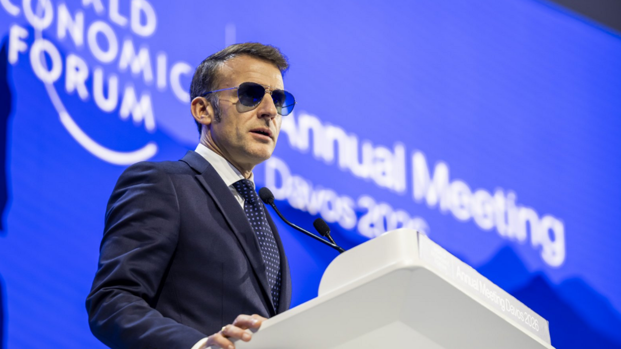 Presidenti francez Emmanuel Macron flet gjatë një seance plenare në Sallën e Kongreseve gjatë takimit të 56-të vjetor të Forumit Ekonomik Botëror (WEF) në Davos.