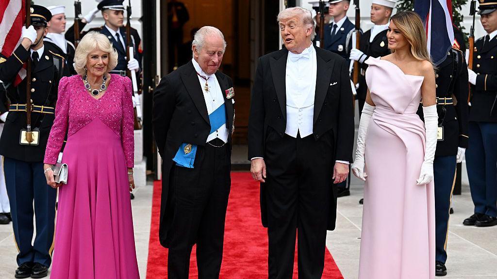 Mbretëresha Camilla, Mbreti Charles III, Presidenti i SHBA-së Donald Trump dhe Zonja e Parë Melania Trump pozojnë jashtë gjatë një darke zyrtare shtetërore.