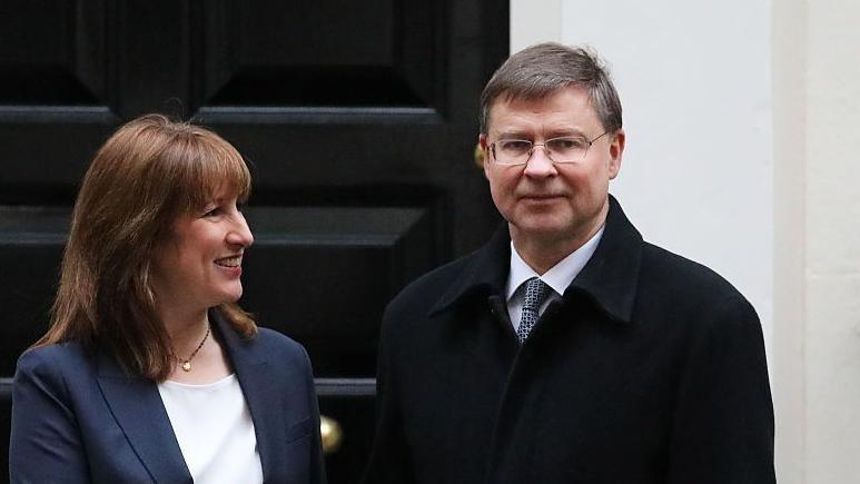 Kancelarja, Rachel Reeves, shtrëngon duart me Komisionerin Evropian për Financat, Valdis Dombrovskis, jashtë 11 Downing Street.