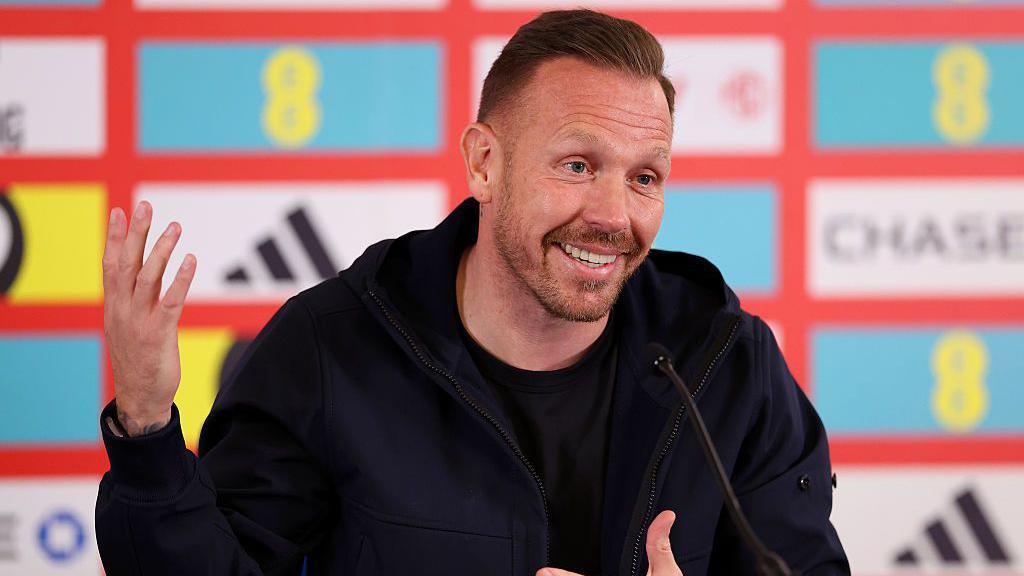 Craig Bellamy ngre duart lart dhe flet në mikrofon
