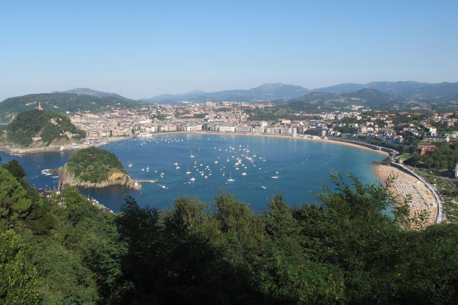 Një pamje nga kodra e gjirit të San Sebastianit.