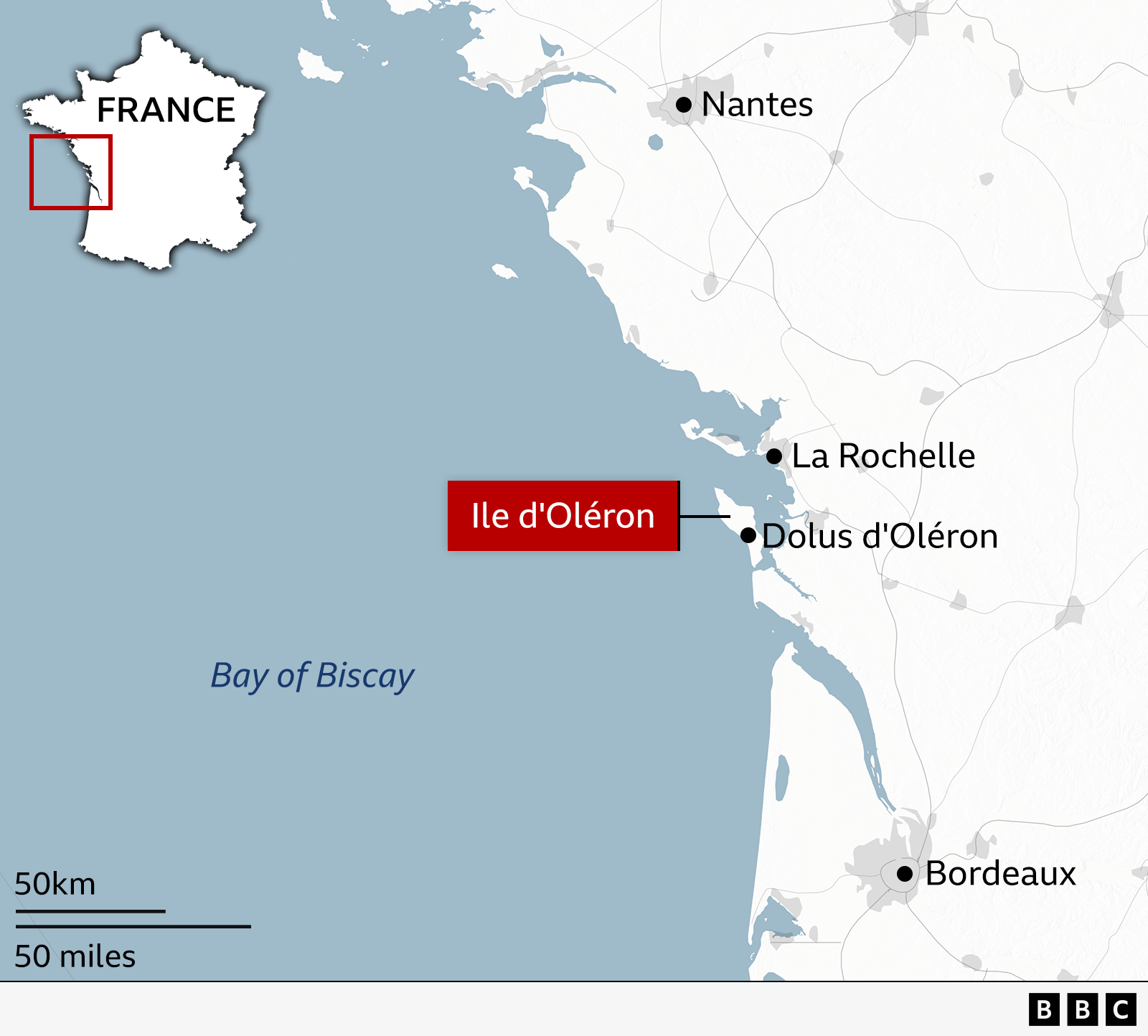 Hartë që tregon vendndodhjen e Île d'Oléron pranë bregut perëndimor të Francës në Gjirin e Biskajës. Ishulli është i theksuar me një etiketë të kuqe dhe qyteti i Dolus d'Oléron në ishull është gjithashtu i shënuar. Në kontinent, qyteti i afërt i La Rochelle është shënuar si Bordeaux në jug dhe Nantes në veri. Një hartë e vogël e Francës në pjesën e sipërme majtas tregon pozicionin e rajonit në bregun perëndimor të vendit.