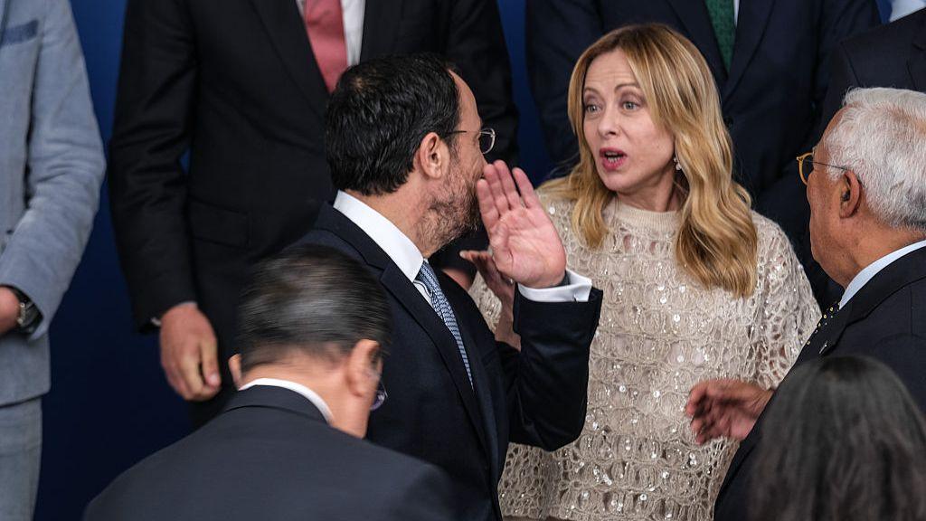Kryeministrja italiane Giorgia Meloni duke folur në samitin e Qipros