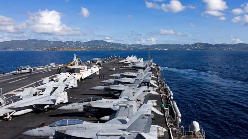 Radhë të avionëve luftarakë në kuvertën e aeroplanmbajtëses USS Gerald R. Ford në det pranë Ishujve të Virgjër të SHBA-së.