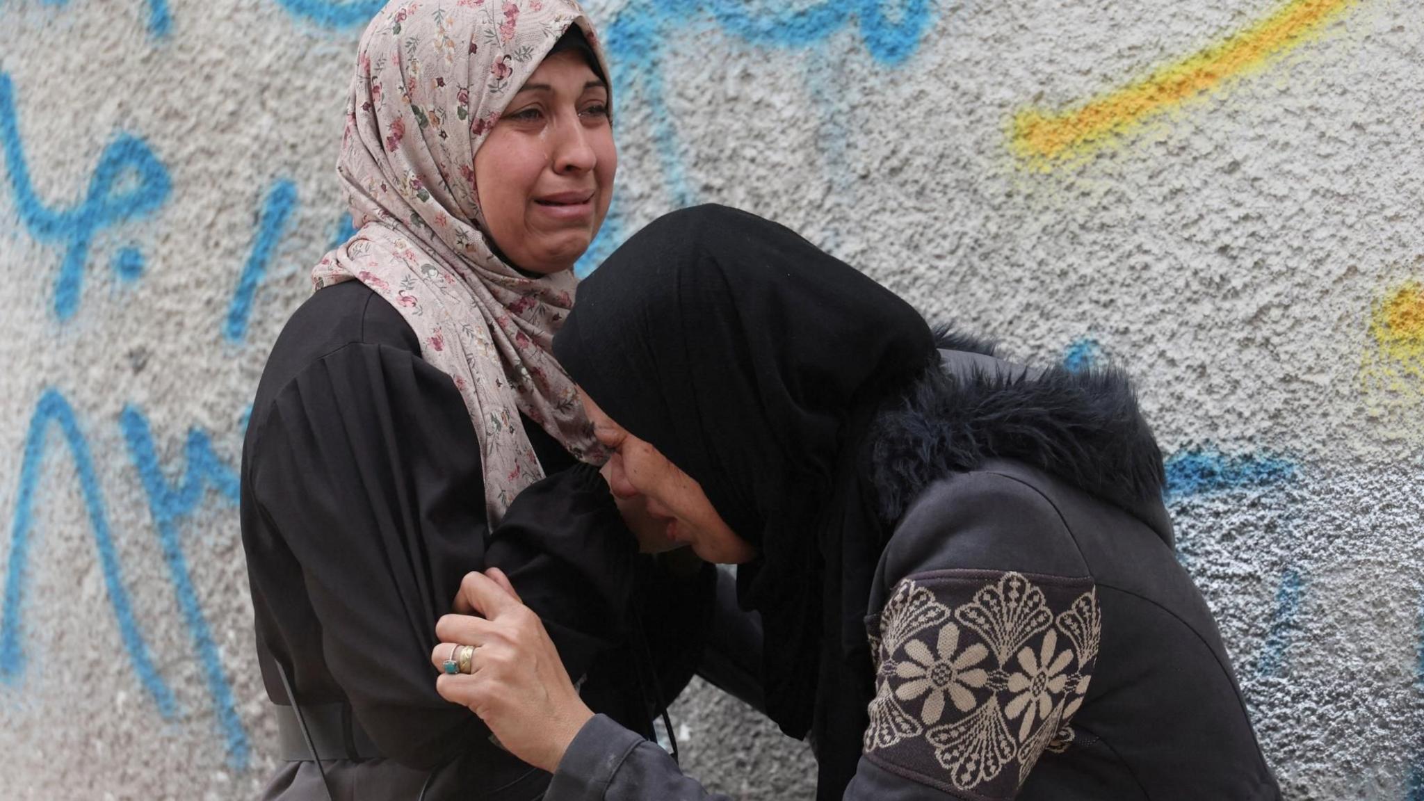 Gratë palestineze vajtojnë gjatë funeralit për njerëzit që thuhet se janë vrarë në sulmet izraelite, në spitalin al-Shifa, Qyteti i Gazës, Gaza veriore (22 janar 2026)