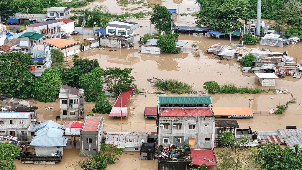 Kjo foto tregon një pamje ajrore të shtëpive të përmbytura në qytetin Tuguegarao.