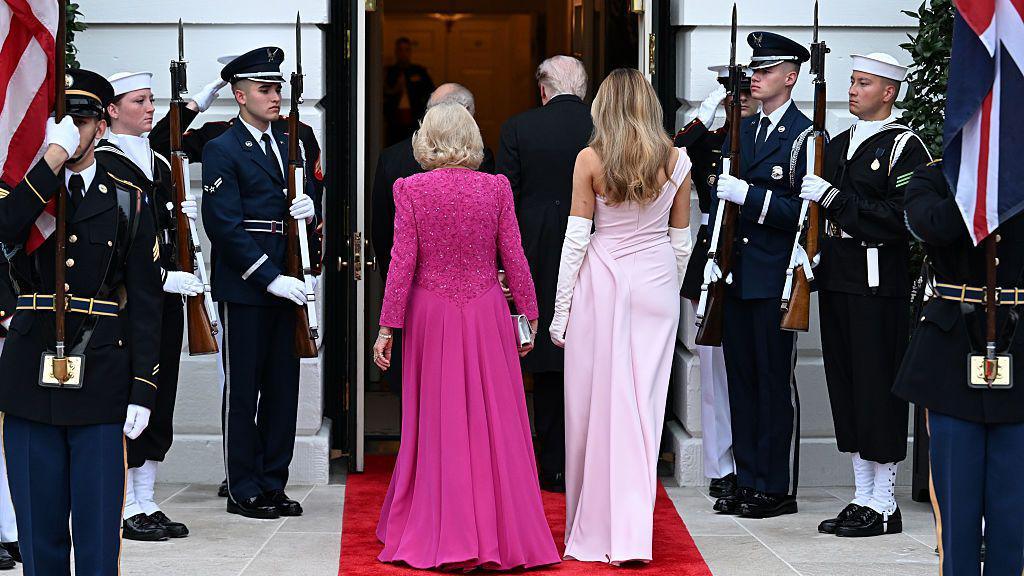 Mbretëresha Camilla, Mbreti Charles III, Presidenti i SHBA-së Donald Trump dhe Zonja e Parë Melania Trump hyjnë në Shtëpinë e Bardhë gjatë një darke zyrtare shtetërore të organizuar nga Presidenti dhe Zonja e Parë në ditën e dytë të Vizitës Shtetërore të Mbretit Charles III dhe Mbretëreshës Camilla në Shtetet e Bashkuara të Amerikës, më 28 prill 2026 në Uashington, DC.
