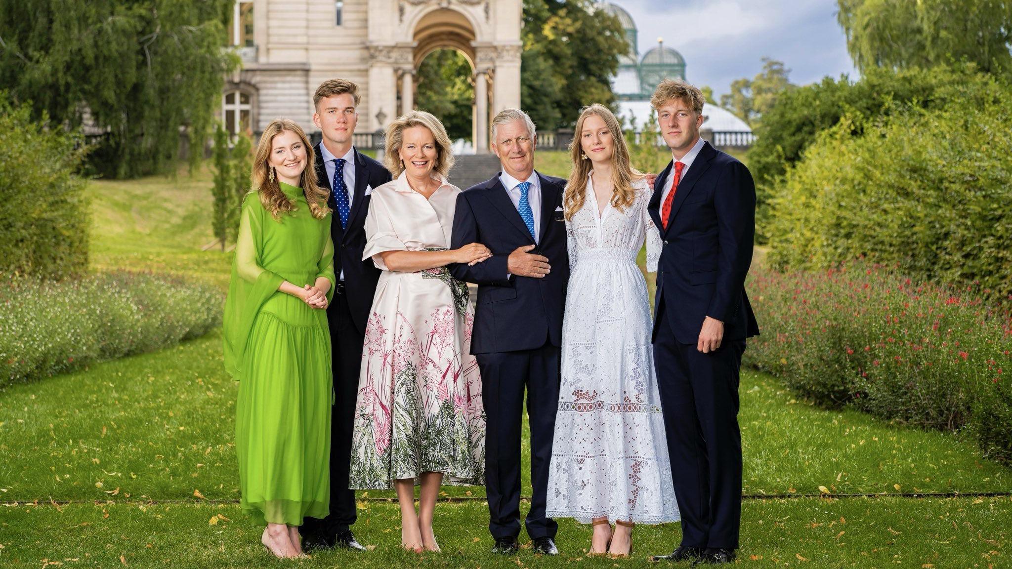 Familja mbretërore belge duke pozuar për një kartolinë Krishtlindjesh