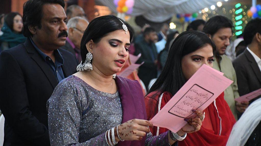 Të krishterët pakistanezë marrin pjesë në Meshën e Krishtlindjeve në mesnatë në Kishën Përkujtimore Central Brooks në Karaçi, Pakistan, më 24 dhjetor 2025.