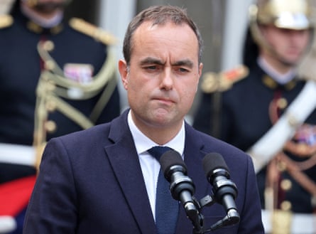 Lecornu flet në dy mikrofonë.