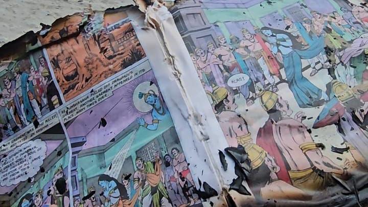 Faqe të dëmtuara të një libri komik Amar Chitra Katha me ilustrime shumëngjyrëshe që përshkruajnë një skenë nga epika indiane Mahabharata.