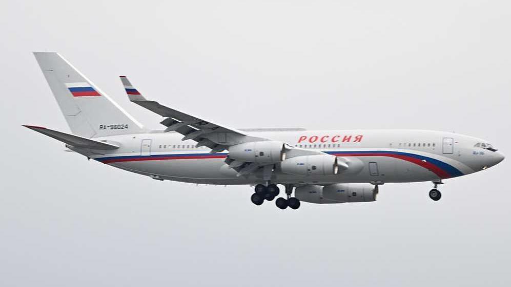 Një aeroplan i bardhë me legjendën Rossiya mbërrin në Alaska në gusht