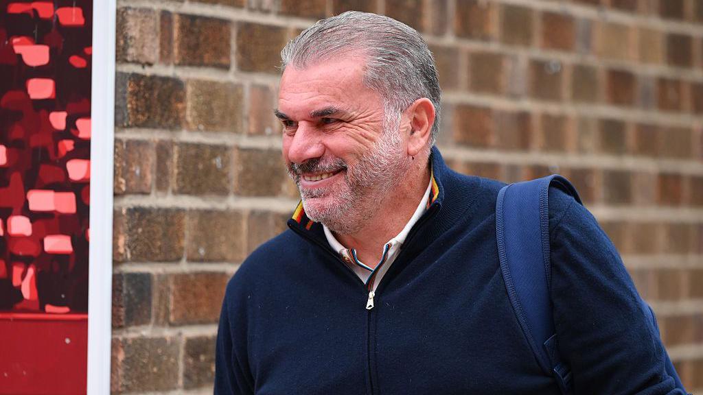 Ange Postecoglou buzëqesh