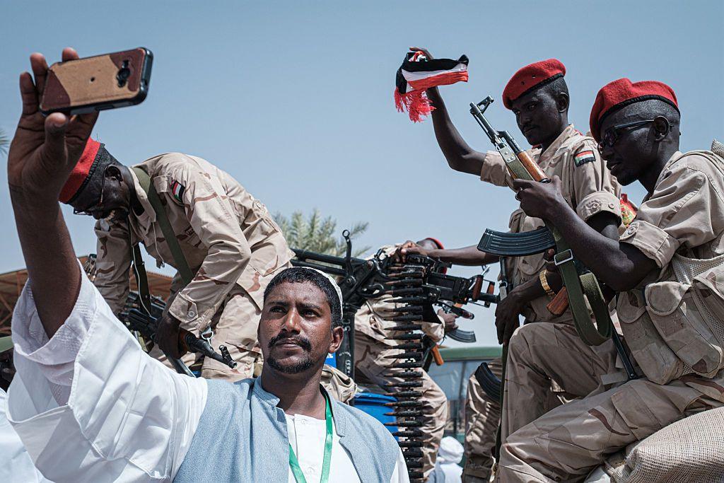 Një burrë sudanez bën një selfie me anëtarët e Forcave të Mbështetjes së Shpejtë (RSF), me uniforma dhe armë, në kryeqytetin Khartoum më 18 qershor 2019