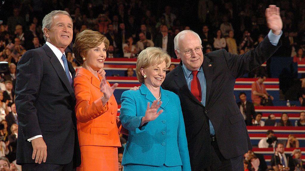 George W Bush, Laura Bush, Lynne Cheney dhe Dick Cheney përshëndetin turmën në konventën kombëtare republikane të vitit 2004.