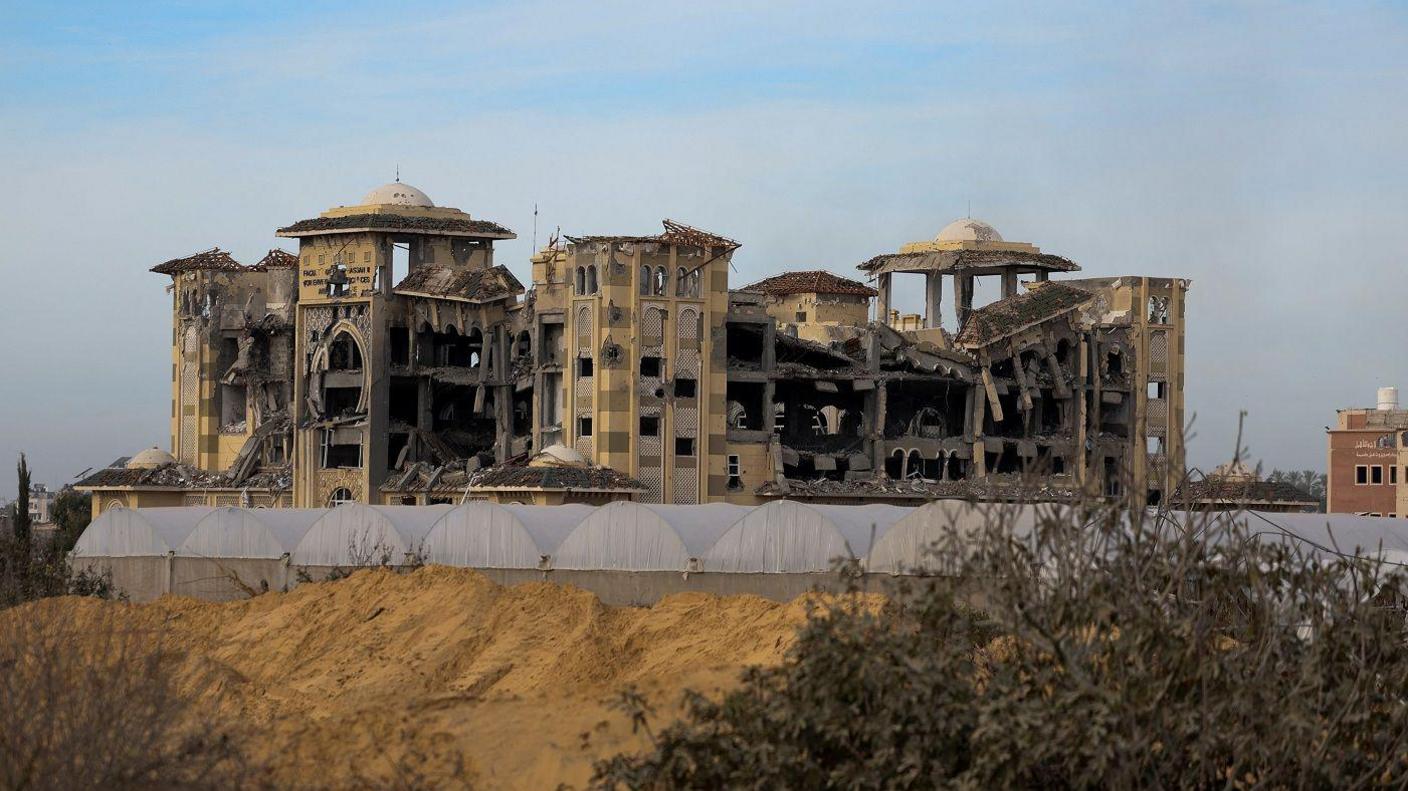 Një nga kampuset e Universitetit Al-Azhar në Gaza. Ndërtesa, ndonëse ende qëndron në këmbë në pjesë të caktuara, ka pësuar dëme të pariparueshme dhe po shembet.  