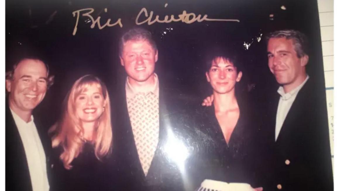 Një imazh i ish-Presidentit të SHBA-së Clinton, në këmbë përkrah disa të tjerëve, përfshirë Epstein dhe Maxwell.