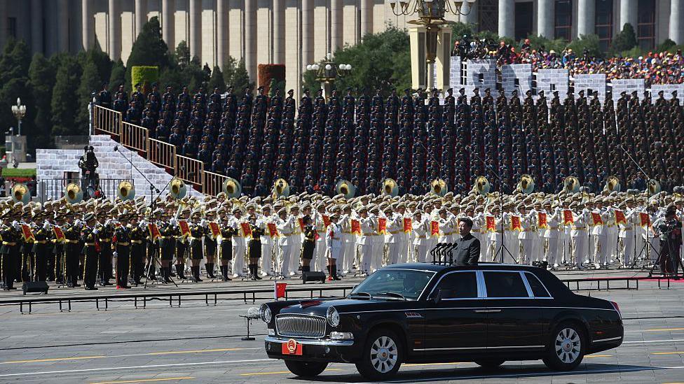 Xi Jinping fillon një shqyrtim të trupave nga një makinë gjatë një parade ushtarake në Sheshin Tiananmen në Pekin më 3 shtator 2015.