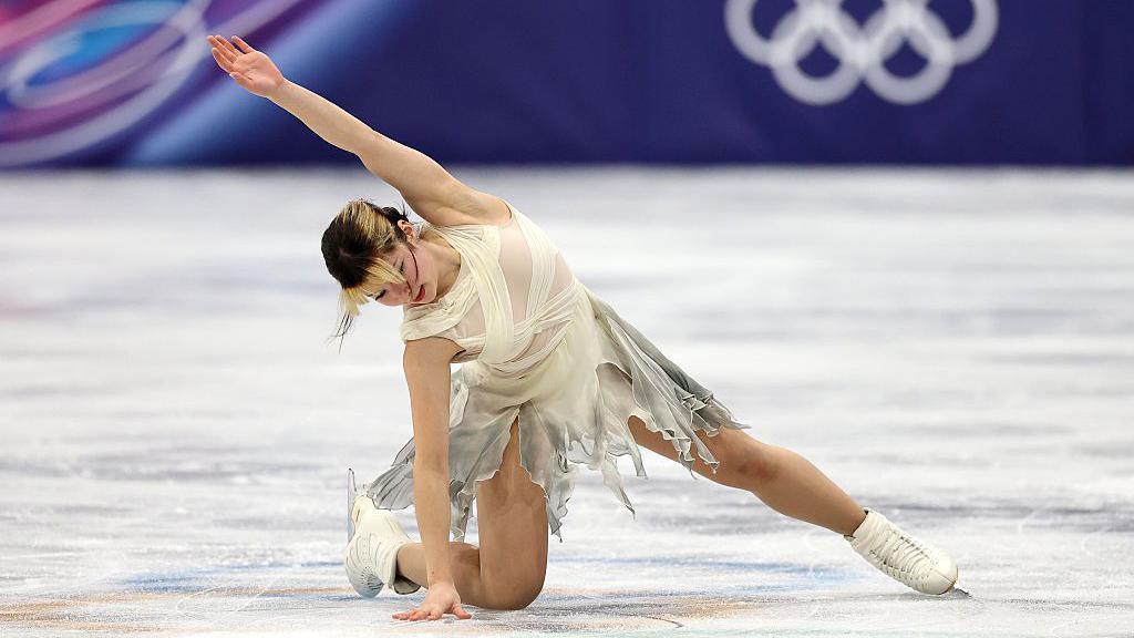 Alysa Liu e Ekipit të Shteteve të Bashkuara garon në Patinazhin e Tekshes për Femra