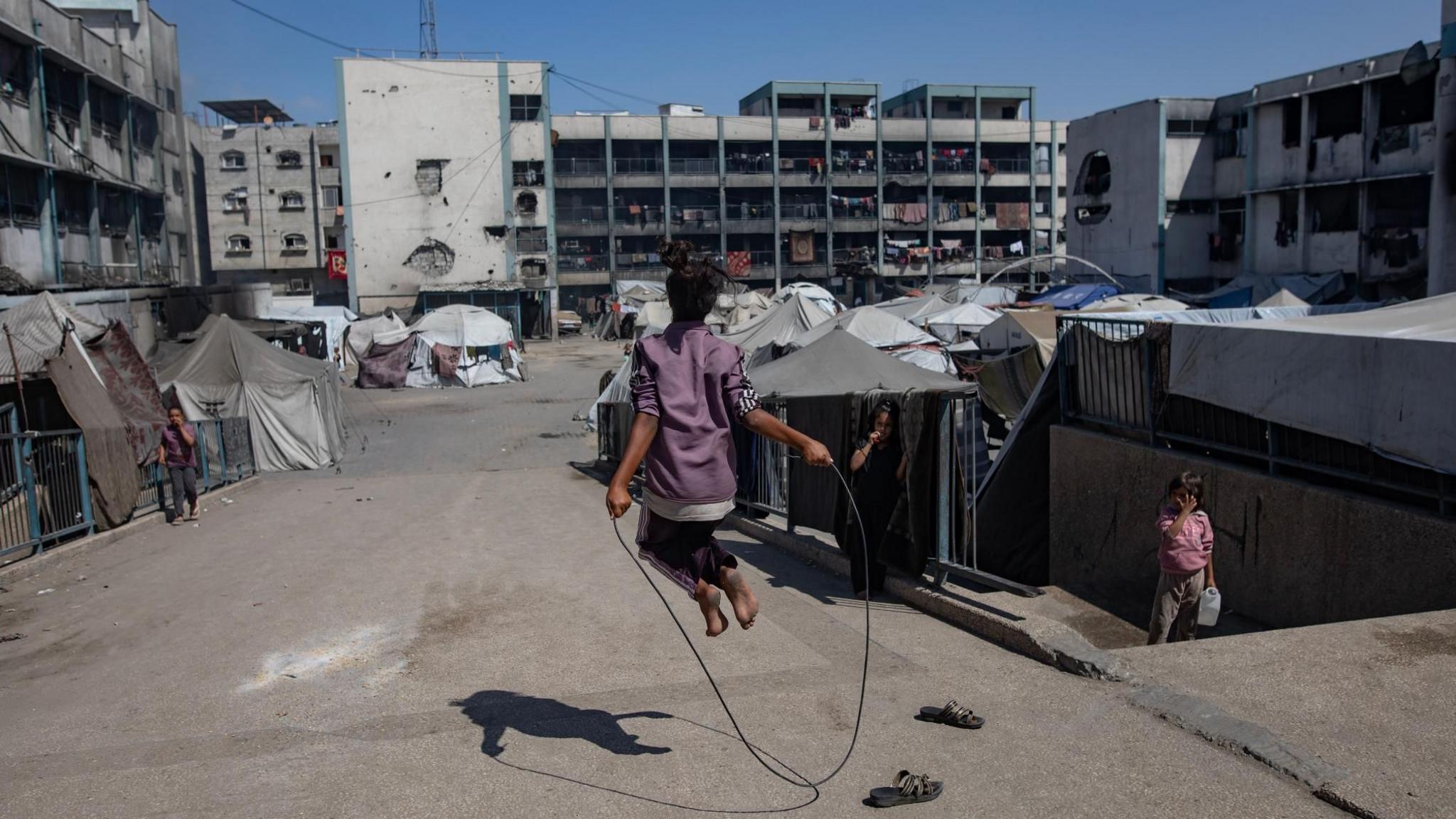 Një fëmijë palestinez kërcen litar brenda një shkolle të drejtuar nga UNRWA që strehon palestinezë të zhvendosur brenda vendit në Khan Younis, Gaza jugore (30 shtator 2025)
