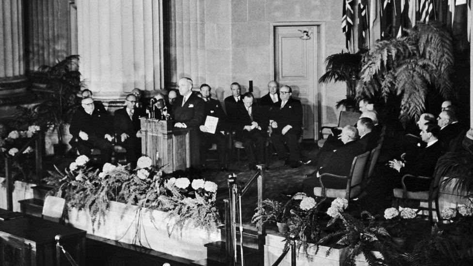 Krerët e shteteve dhe diplomatët u mblodhën në Auditoriumin Mellon në Uashington DC për themelimin e NATO-s në prill të vitit 1949.