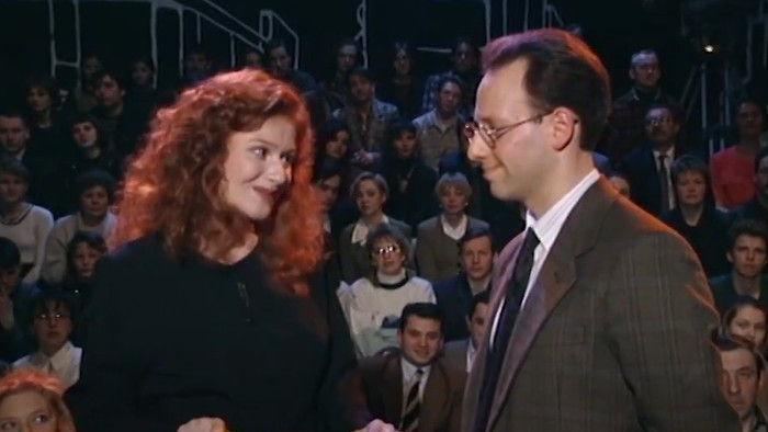 Steve Rosenberg me syze (djathtas) duke u shfaqur me kostum dhe kravatë në emisionin rus "Kënga për Evropën" në vitin 1996.