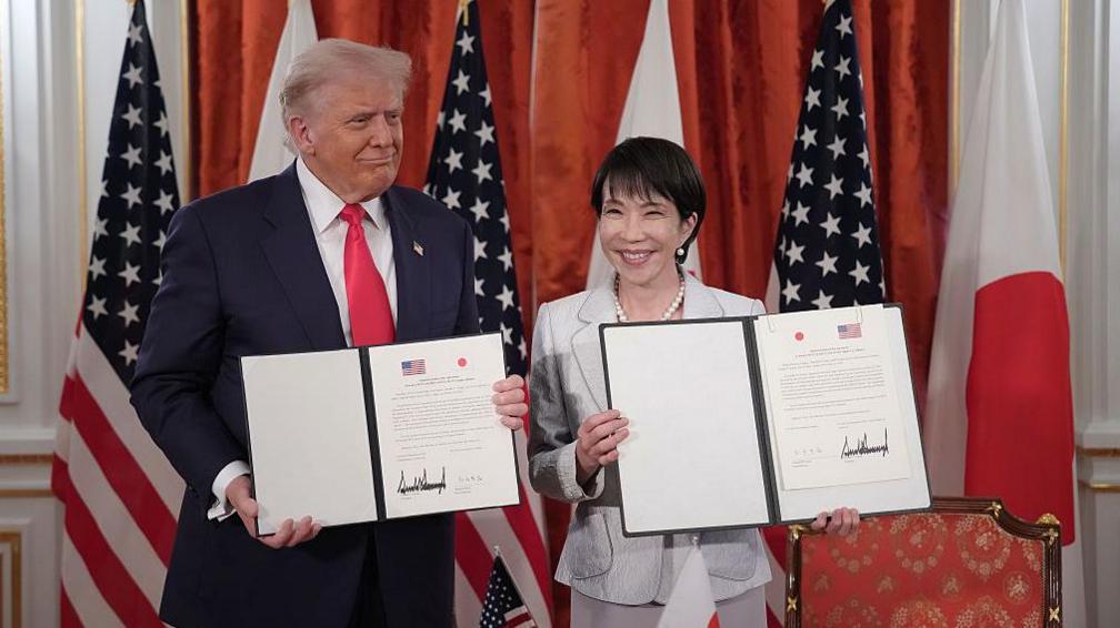 Presidenti i SHBA-së, Donald Trump (majtas) dhe kryeministri japonez, Sanae Takaichi (djathtas), mbajnë lart dokumente të nënshkruara për një marrëveshje drejt një Epoke të Re të Artë për Aleancën SHBA-Japoni gjatë një takimi në Pallatin Akasaka.