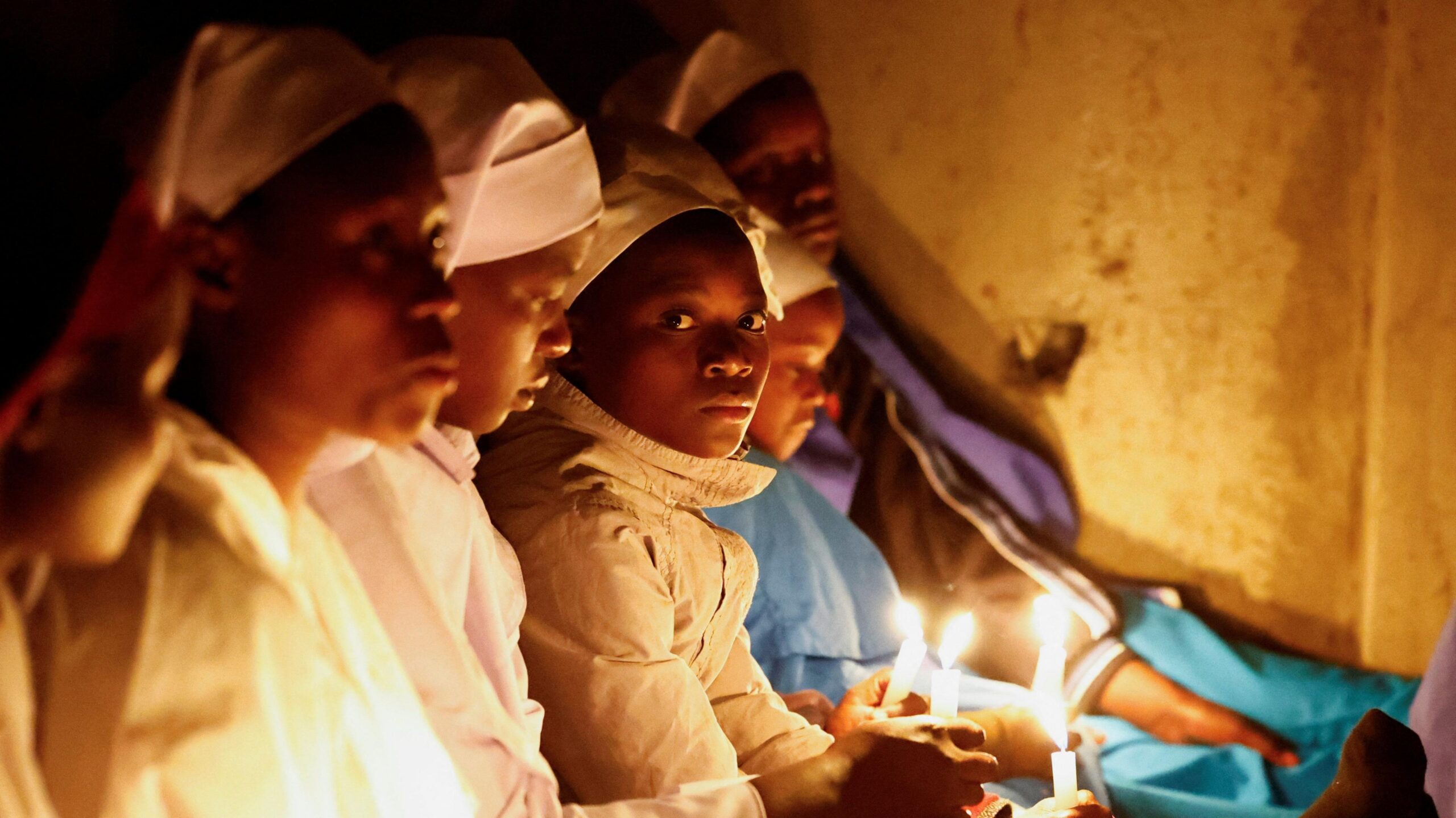 Gratë mbajnë qirinj ndërsa marrin pjesë në një meshë të Krishtlindjeve në Nairobi, Kenia, më 25 dhjetor 2025.