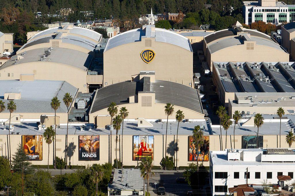 Një pamje nga lart e sheshit të Warner Bros tregon disa studio të mëdha, me studion në qendër të zbukuruar me logon e Warner Bros.