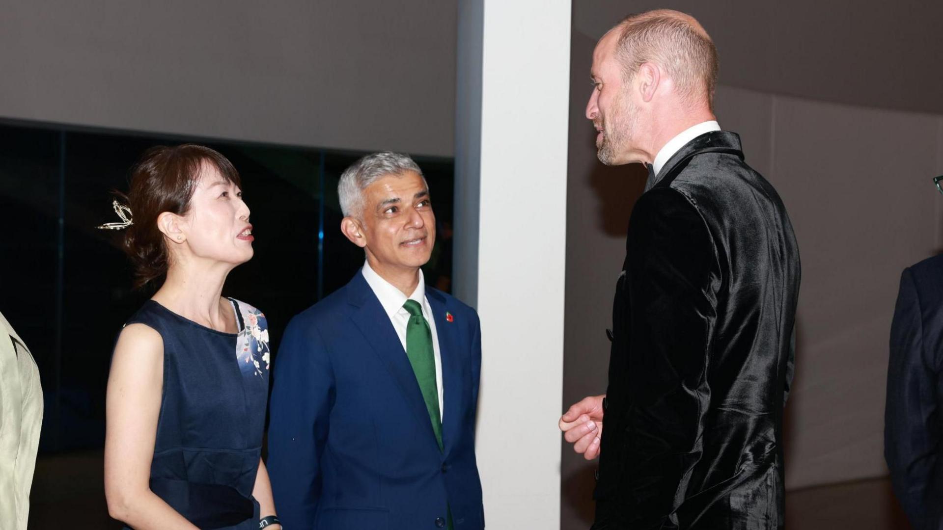 Princi i Uellsit flet me kryetarin e bashkisë së Londrës, Sir Sadiq Khan. Të dy kanë veshur kostume.