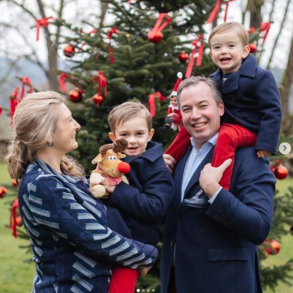 Familja mbretërore e Luksemburgut pranë një peme Krishtlindjesh në kartolinën e tyre të Krishtlindjeve